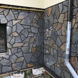 Фотогалерея: Плитняк "Серо-синий" в вертикальной облицовке