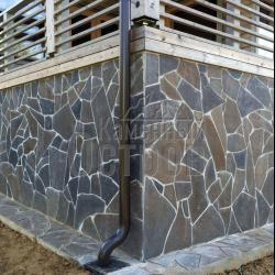 Фотогалерея: Плитняк Шунгит в облицовке дома