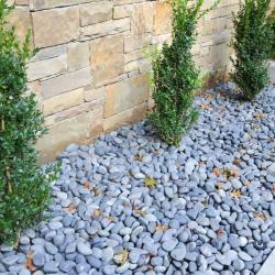 Фотогалерея: Отсыпка мраморной галькой "Серо-голубой"