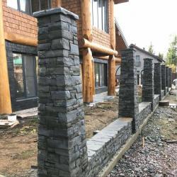 Фотогалерея: Столбы из "Серо-синего" плитняка