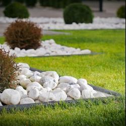 Фотогалерея: Оформление клумб белой мраморной галькой 70-150 мм