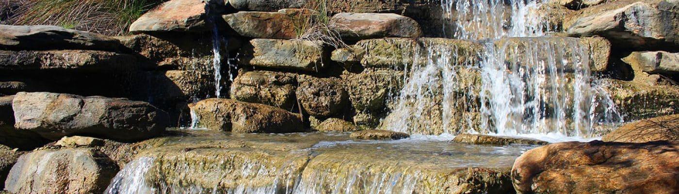 Водопад с использованием речных плит