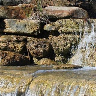 Водопад с использованием речных плит